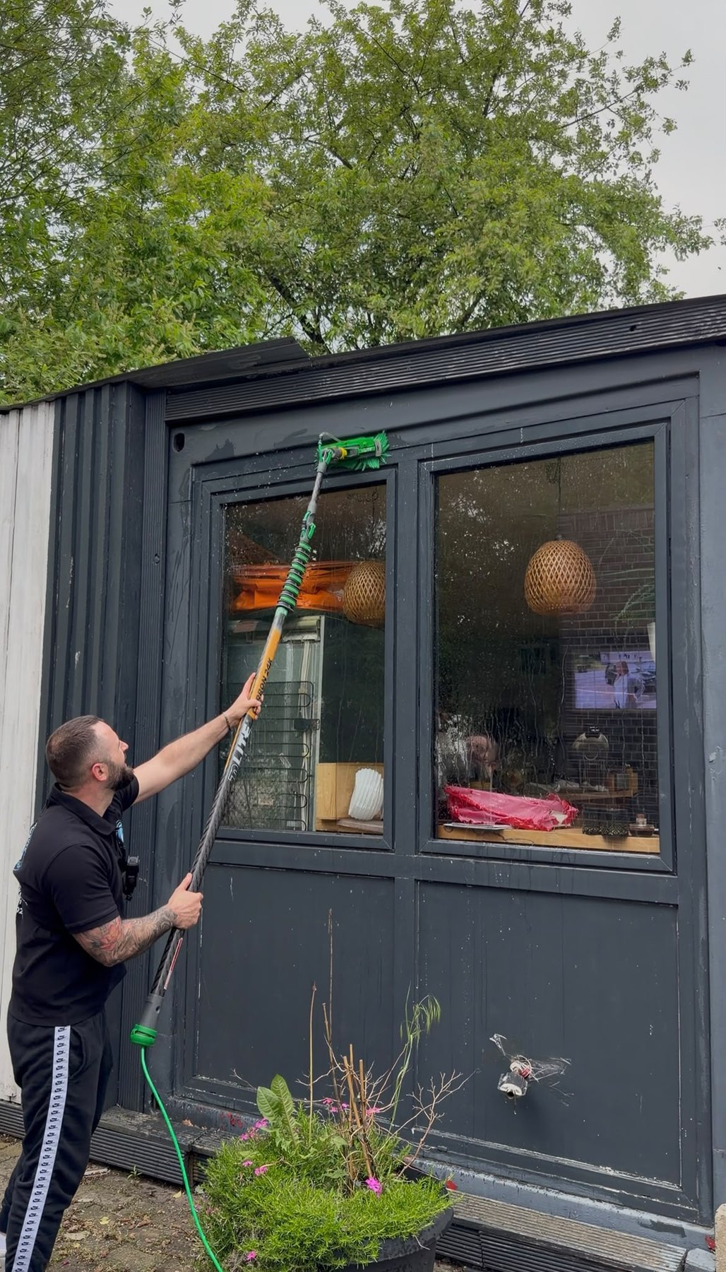 Crystal Clean Hamburg reinigt Fenster mit professioneller Ausrüstung